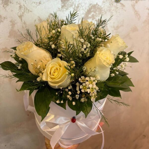 Aranžman 121 - Box aranžman sa belim ružama