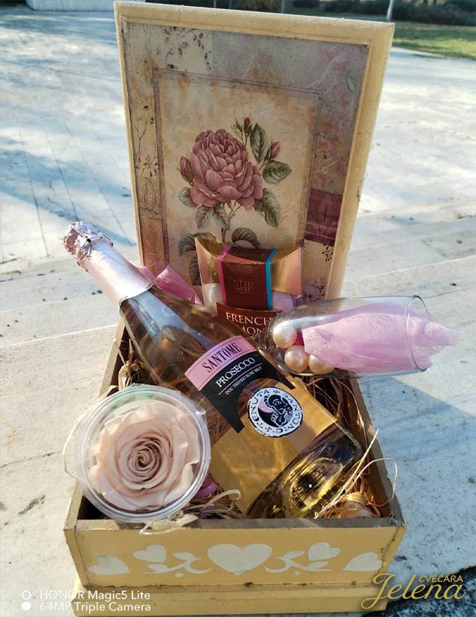 Kutija sa dehidriranom ružom