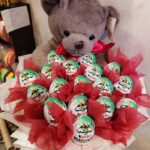 Buket sa Kinder jajima i plišanim medvedićem