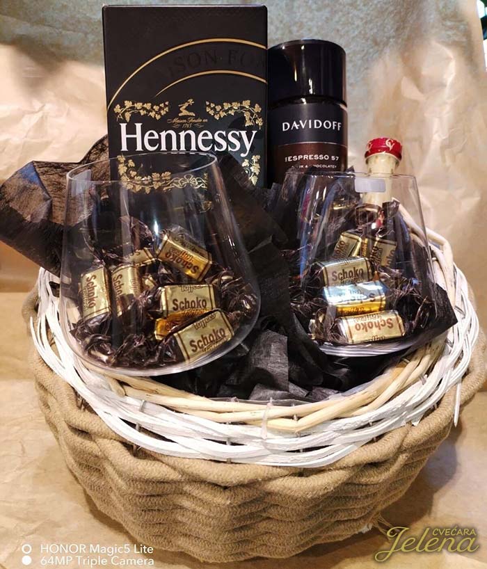 Poklon-kutija-sa-slatkišima-Hennessy Poklon kutija sa slatkišima - Hennessy