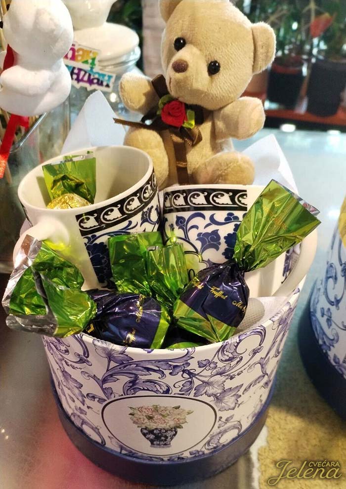 Poklon-kutija-sa-slatkišima-i-igračkom Poklon kutija sa slatkišima i igračkom