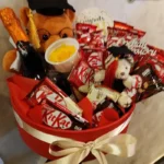 Poklon kutija KitKat i dehidrirana ruža