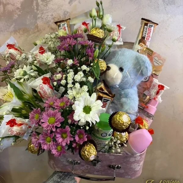 Kutija sa cvećem, slatkišima i igračkom