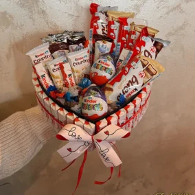 Aranžman sa slatkišima - Kinder